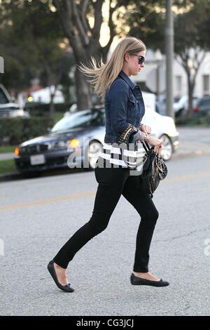 Un elegante Nicky Hilton indossando un bianco e nero spogliato top e camicia denim arriva a Byron & Tracey in Beverly Hills. West Hollywood, California - 10.01.11 Foto Stock