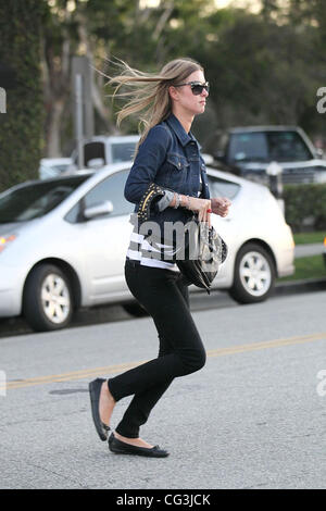 Un elegante Nicky Hilton indossando un bianco e nero spogliato top e camicia denim arriva a Byron & Tracey in Beverly Hills. West Hollywood, California - 10.01.11 Foto Stock