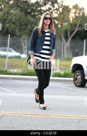 Un elegante Nicky Hilton indossando un bianco e nero spogliato top e camicia denim arriva a Byron & Tracey in Beverly Hills. West Hollywood, California - 10.01.11 Foto Stock