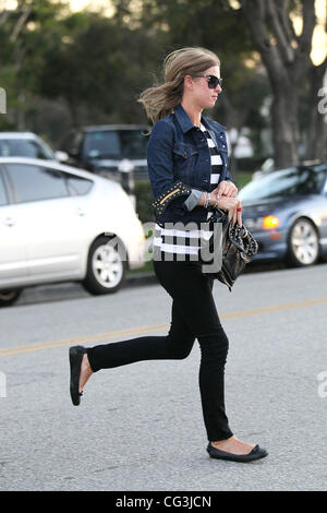 Un elegante Nicky Hilton indossando un bianco e nero spogliato top e camicia denim arriva a Byron & Tracey in Beverly Hills. West Hollywood, California - 10.01.11 Foto Stock