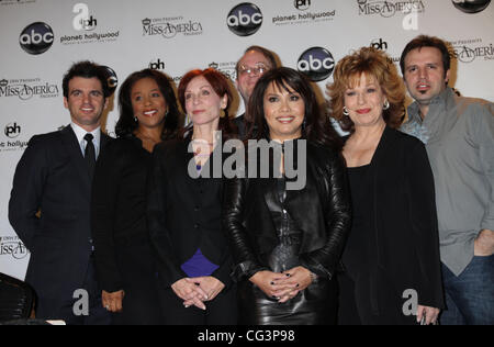 Tony Dovolani, Debby Turner Campana, Marilu Hennerici, Marc Cherry, Taryn Rose, Gioia Behar, Mark Wills 'Miss America 2011' Giudici conferenza stampa al Planet Hollywood Hotel e Casinò di Las Vegas. Nevada, Stati Uniti d'America - 12.01.11 Foto Stock