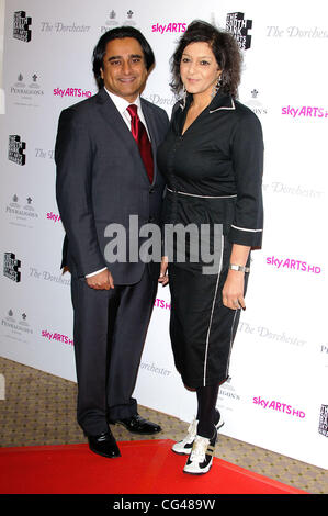 Sanjeev Bhaskar e Meera Syal "South Bank Sky Arts Awards" tenutasi presso il Dorchester Hotel di arrivi - Londra, Inghilterra - 25.01.11 Foto Stock