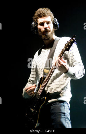 Brad Delson di Linkin Park, effettuando al United Center. Chicago, Illinois - 26.01.11 Foto Stock