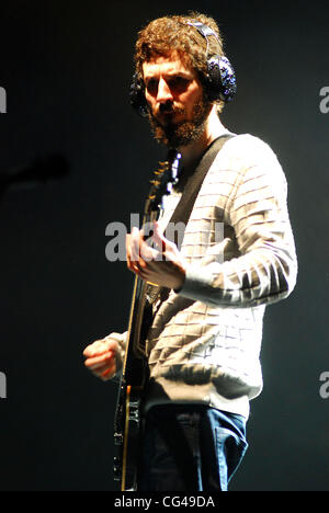 Brad Delson di Linkin Park, effettuando al United Center. Chicago, Illinois - 26.01.11 Foto Stock