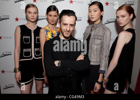 Models-Natasha Beloborvik ,Mick Szal ,( Designer Kinder Aggugini ), Ping , Noesa Beanchan Kinder Aggugini + Macy's Primavera 2011 Capsule collection Grammercy Park Hotel New York City , USA - 26.01.11 Foto Stock