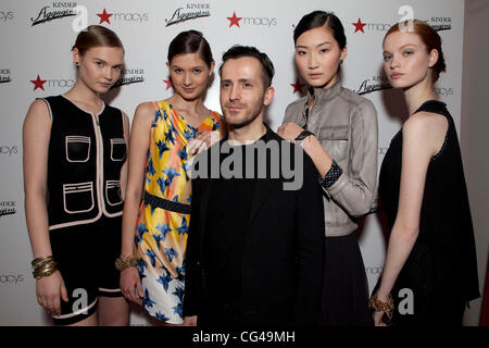 Models-Natasha Beloborvik ,Mick Szal ,( Designer Kinder Aggugini ), Ping , Noesa Beanchan Kinder Aggugini + Macy's Primavera 2011 Capsule collection Grammercy Park Hotel New York City , USA - 26.01.11 Foto Stock