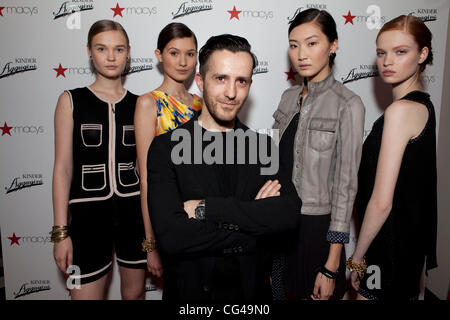 Models-Natasha Beloborvik ,Mick Szal ,( Designer Kinder Aggugini ), Ping , Noesa Beanchan Kinder Aggugini + Macy's Primavera 2011 Capsule collection Grammercy Park Hotel New York City , USA - 26.01.11 Foto Stock