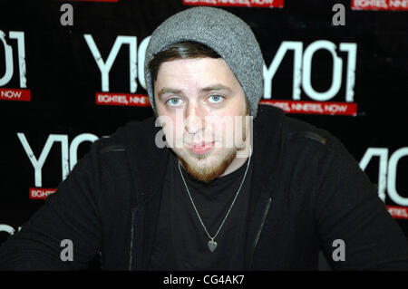 Vincitrice del premio American Idol Lee DeWyze concerto UNPLUGGED presso un centro commerciale locale. Fresno,California - 27.01.11 Foto Stock