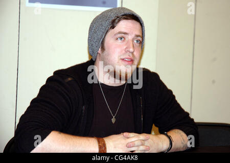 Vincitrice del premio American Idol Lee DeWyze concerto UNPLUGGED presso un centro commerciale locale. Fresno,California - 27.01.11 Foto Stock