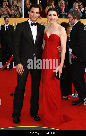 Julianna Margulies e marito Keith Lieberthal xvii annuale di Screen Actors Guild Awards (SAG Awards 2011) presso lo Shrine Auditorium & Expo Center - Gli arrivi di Los Angeles, California - 30.01.11 Foto Stock