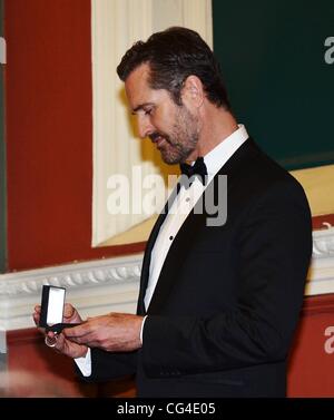 Rupert Everett riceve Oscar Wilde medaglia per la Fiction con il lancio di Wilde Festival in Trinity College. Dublino, Irlanda - 31.01.11. Foto Stock