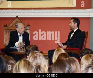 Rupert Everett riceve Oscar Wilde medaglia per la Fiction con il lancio di Wilde Festival in Trinity College. Dublino, Irlanda - 31.01.11. Foto Stock