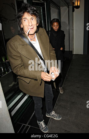 Ronnie Wood e Ana Araujo lasciare il club di edera. Londra, Inghilterra - 01.02.11 Foto Stock