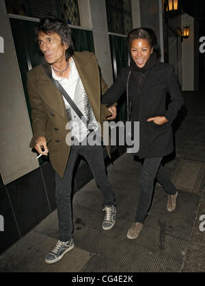 Ronnie Wood e Ana Araujo lasciare il club di edera. Londra, Inghilterra - 01.02.11 Foto Stock