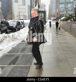 Alan Rickman fuori e circa in coperta di neve strade a midtown. La città di New York, Stati Uniti d'America - 01.02.11 Foto Stock