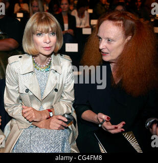 Anna Wintour e Grace Coddington Mercedes-Benz IMG New York Fashion Week Primavera/Estate 2011 - Diane von Furstenberg - fila anteriore di New York City, Stati Uniti d'America - 12.09.10 Foto Stock