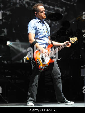 Dave Farrell dei Linkin Park assolve durante "Mille Soli ' world tour presso il Bank Atlantic Center. Sunrise, Florida - 20.01.11, Foto Stock