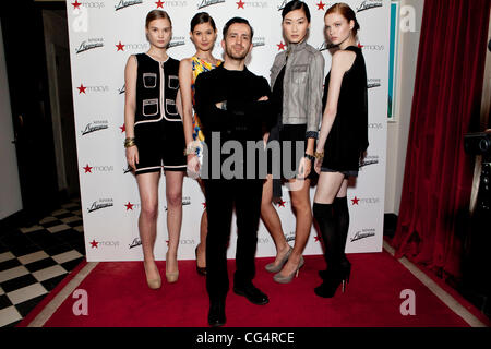 Models-Natasha Beloborvik ,Mick Szal ,( Designer Kinder Aggugini ), Ping , Noesa Beanchan Kinder Aggugini + Macy's Primavera 2011 Capsule collection Grammercy Park Hotel New York City , USA - 26.01.11 Foto Stock