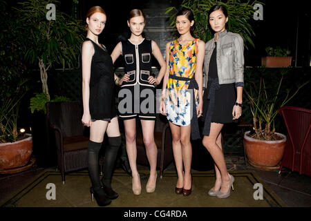 Models-Noesa Beanchan(i modelli di DNA) -Natascia Beloborvik (grandi modelli)-Mick Szal(Willameina)-Ping(DNA Modeles) Kinder Aggugini + Macy's Primavera 2011 Capsule collection Grammercy Park Hotel New York City , USA - 26.01.11 Foto Stock