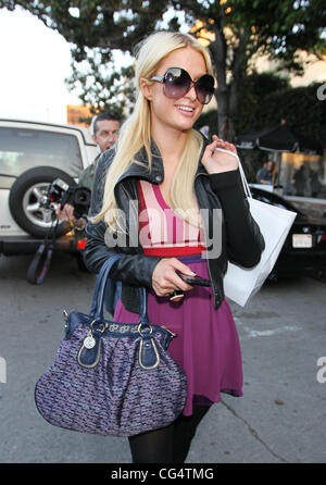 Paris Hilton pone per un grande gruppo di fotografi in attesa come ella esce Kate Sommerville Skin Care in West Hollywood e passeggiate torna alla sua auto West Hollywood, California - 01.02.11 Foto Stock