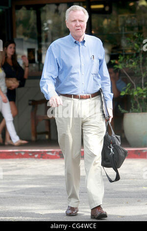 Jon Voight lasciando un incontro di affari a Beverly Glen Deli il giorno è stato annunciato il suo nuovo Fox serie 'Lone Star" era stata annullata dopo che arrivano solo due episodi di Los Angeles, California - 29.09.10 Foto Stock