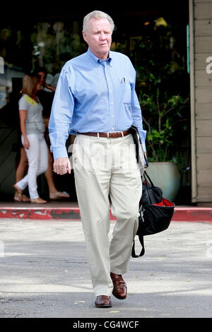 Jon Voight lasciando un incontro di affari a Beverly Glen Deli il giorno è stato annunciato il suo nuovo Fox serie 'Lone Star" era stata annullata dopo che arrivano solo due episodi di Los Angeles, California - 29.09.10 Foto Stock