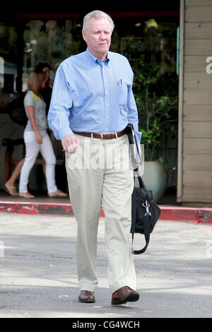 Jon Voight lasciando un incontro di affari a Beverly Glen Deli il giorno è stato annunciato il suo nuovo Fox serie 'Lone Star" era stata annullata dopo che arrivano solo due episodi di Los Angeles, California - 29.09.10 Foto Stock