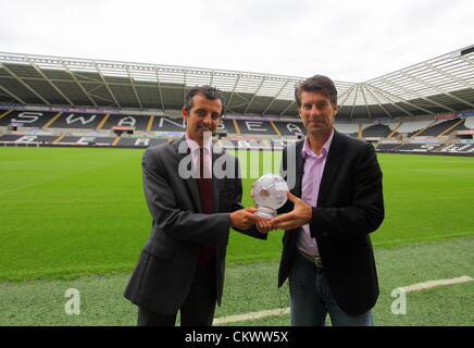 Foto di L-R: Sky Sports presentatore John Phillips presentando il F&C Investimenti League Managers Association (LMA)prestazioni del premio della settimana per il manager di Michael Laudrup, per le sue prestazioni del team contro il Queens Park Rangers. Giovedì 23 Agosto 2012 Re: Barclay's Premier League lato Swansea City FC conferenza stampa al Liberty Stadium, South Wales, Regno Unito. Foto Stock