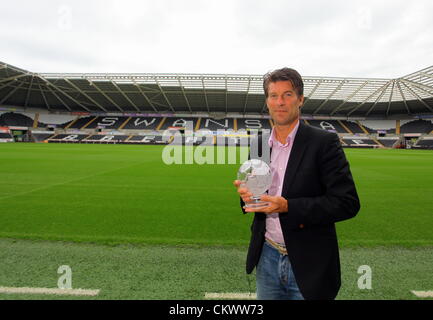 Nella foto: Swansea manager Michael Laudrup con la F&C Investimenti League Managers Association (LMA)prestazione della settimana award per le sue prestazioni del team contro il Queens Park Rangers. Giovedì 23 Agosto 2012 Re: Barclay's Premier League lato Swansea City FC conferenza stampa al Liberty Stadium, South Wales, Regno Unito. Foto Stock