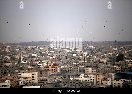 Agosto 23, 2012 - Gaza City, nella Striscia di Gaza, Territori palestinesi - una vista generale mostra di Gaza City dalla parte superiore nella parte centrale della striscia di Gaza, il 23 agosto 2012. La striscia di Gaza ha una piccola costruzione e artigianato industrie, e un po' di agricoltura, compresi gli agrumi, olive e bestiame. Tuttavia, Gaza dipende da Israele per quasi il 90% delle sue importazioni (in gran parte il cibo, dei beni di consumo e dei materiali da costruzione) ed esportazioni (principalmente di agrumi e di altri prodotti agricoli), nonché l'occupazione. L'economia, come è, è stata devastata da recenti combattimenti e, dal 2007, il blocco israeliano Foto Stock