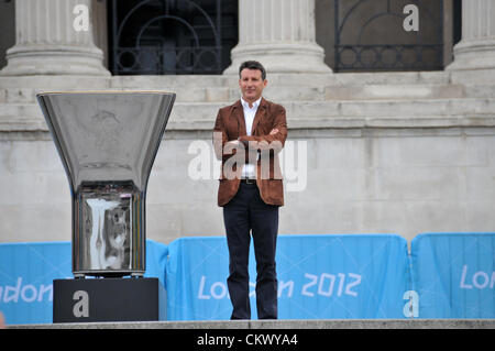 Trafalgar Square, Londra, Regno Unito. 24 agosto 2012. Presidente del LOCOG Sebastian Coe attendere per il calderone di essere accesa per il London 2012 Paralimpiadi. Foto Stock