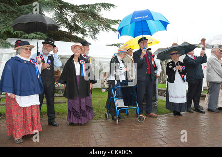 24 Agosto, 2012. Llandrindod Wells, Wales, Regno Unito. Spettatori dress up per il festival. Nonostante il meteo unseasonal,i partecipanti sono di buon umore per il ventiseiesimo International Street Organ Festival che è una delle grandi attrazioni durante il Festival Vittoriano settimana. Photo credit: Graham M. Lawrence./Alamy Live News Foto Stock