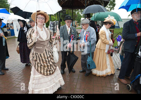 24 Agosto, 2012. Llandrindod Wells, Wales, Regno Unito. Spettatori dress up per il festival. Nonostante il meteo unseasonal,i partecipanti sono di buon umore per il ventiseiesimo International Street Organ Festival che è una delle grandi attrazioni durante il Festival Vittoriano settimana. Photo credit: Graham M. Lawrence./Alamy Live News Foto Stock