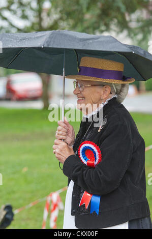 24 Agosto, 2012. Llandrindod Wells, Wales, Regno Unito. Partecipante Doreen Deane da High Wycombe gode del festival. Nonostante il meteo unseasonal,i partecipanti sono di buon umore per il ventiseiesimo International Street Organ Festival che è una delle grandi attrazioni durante il Festival Vittoriano settimana. Photo credit: Graham M. Lawrence./Alamy Live News. Foto Stock