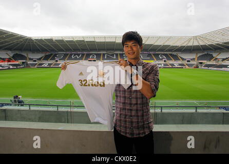 24 ago 2012. Nella foto: Nuova firma di Swansea, Ki Sung-Yeung presso il Liberty Stadium, nel Galles del Sud. Il centrocampista Sung-Yeung Ki ha completato il suo quasi £6milioni di spostare a Swansea City FC dal celtico. Credito: D Legakis / Alamy Live News Foto Stock