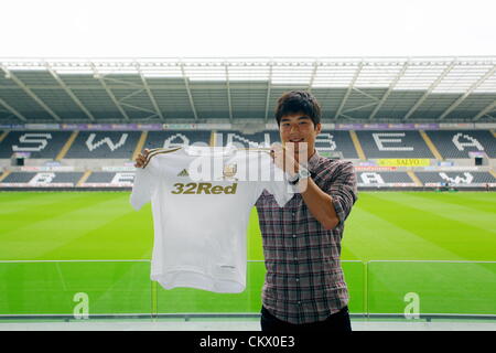 24 ago 2012. Nella foto: Nuova firma di Swansea, Ki Sung-Yeung presso il Liberty Stadium, nel Galles del Sud. Il centrocampista Sung-Yeung Ki ha completato il suo quasi £6milioni di spostare a Swansea City FC dal celtico. Credito: D Legakis / Alamy Live News Foto Stock