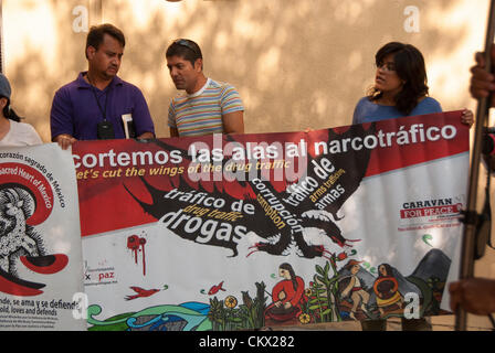 24 agosto 2012 San Antonio, Texas, Stati Uniti d'America - Membri della carovana per la pace tenere un banner sollecitando un fine alla guerra alla droga. Foto Stock