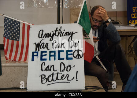 24 agosto 2012 San Antonio, Texas, Stati Uniti d'America - Daniel Gershenson di Città del Messico, un membro della carovana per la pace, in corrispondenza del gruppo evento in San Antonio, Texas. Foto Stock