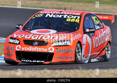 25.08.2012 Eastern Creek,l'Australia. Il vincitore di gara 1 Team Vodafones Craig Lowndes nel suo Commodore VE2 durante il V8 Supercar campionato a Sydney Motorsport Park,l'Australia. Foto Stock