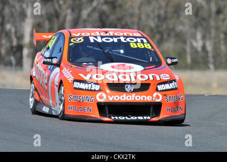 25.08.2012 Eastern Creek,l'Australia. Gara 1 vincitore Team Vodafones Craig Lowndes nel suo Commodore VE2 durante il V8 Supercar campionato a Sydney Motorsport Park,l'Australia. Foto Stock