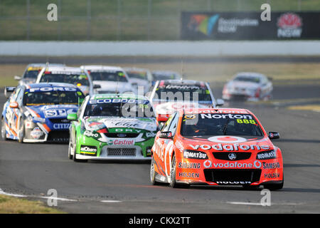 25.08.2012 Eastern Creek,l'Australia. Gara 1 vincitore Team Vodafones Craig Lowndes nel suo Commodore VE2 durante il V8 Supercar campionato a Sydney Motorsport Park,l'Australia. Foto Stock