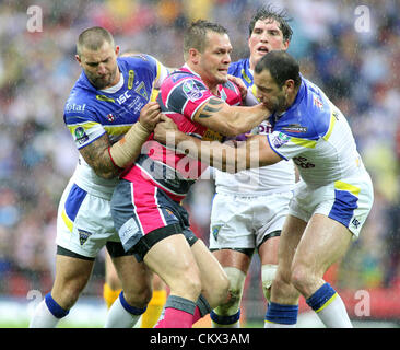 25 ago 2012. Leeds rinoceronti v Warrington Lupi Carnegie Challenge Cup Final 2012 Leeds rinoceronti Darrell Griffin è sostenuta dai giocatori di Warrington Foto Stock