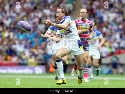 25 ago 2012. Leeds rinoceronti v Warrington Lupi Carnegie Challenge Cup Final 2012 Warrington lupi lancia Todd vincitore Brett Hodgson prende la palla lontano Foto Stock