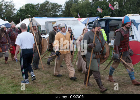 25 agosto 2012 Northamptonshire. Regno Unito. Earls Barton Vintage Rally e Country Fair. Viking rievocazione display. La Banca Vacanze Weekend Previsioni meteo non è buona ma la pioggia ha tenuto lontano, Foto Stock