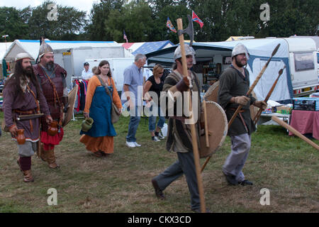 25 agosto 2012 Northamptonshire. Regno Unito. Earls Barton Vintage Rally e Country Fair. Viking rievocazione display. La Banca Vacanze Weekend Previsioni meteo non è buona ma la pioggia ha tenuto lontano, Foto Stock