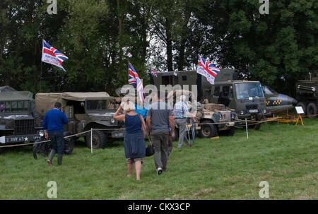 25 agosto 2012 Northamptonshire. Regno Unito. Earls Barton Vintage Rally e Country Fair. Veicoli militari in mostra. La Banca Vacanze Weekend Previsioni meteo non è buona ma la pioggia ha tenuto lontano, Foto Stock