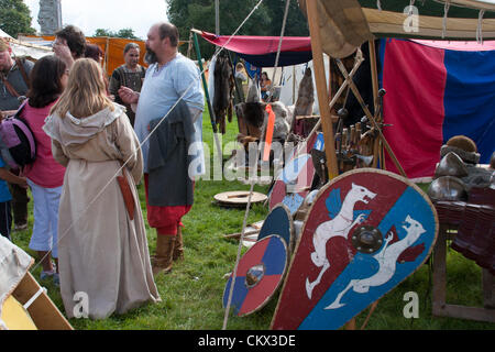 25 agosto 2012 Northamptonshire. Regno Unito. Earls Barton Vintage Rally e Country Fair. Viking rievocazione display. La Banca Vacanze Weekend Previsioni meteo non è buona ma la pioggia ha tenuto lontano, Foto Stock