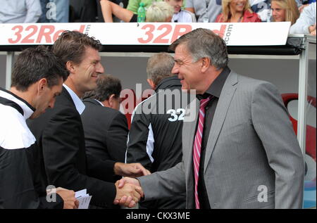 La FAO foto sportive Escursioni foto di L-R: Michael Laudrup manager per Swansea saluta Sam Allardyce manager per il West Ham United. Sabato 25 Agosto 2012 Re: Barclay's Premier League Swansea City FC V West Ham al Liberty Stadium, nel Galles del Sud. Foto Stock