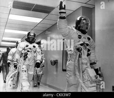 Giugno 7, 1969 - Merritt Island, FL, Stati Uniti - I membri dell equipaggio dell'Apollo 11 visto che lasciano il Centro Spaziale pronto a testa per la luna, guidato da Neil Armstrong, Edwin ''Buzz" Aldrin e Michael Collins. (Credito Immagine: © Keystone Pictures USA/ZUMAPRESS.com) Foto Stock