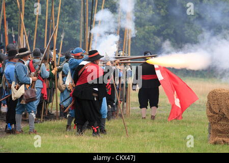 Sabato 25 agosto 2012. L Odissea militare 2012; con gruppi che copre una fascia di terra della storia mondiale, tra cui i romani, i vichinghi, medievale, la Guerra Civile Inglese, napoleonico, la Guerra Civile Americana, il selvaggio West, Guerre Mondiali I & II, Vietnam fino ad oggi. Con un valore stimato di 4.000 re-enactors e vivere gli appassionati di storia in presenza militare; Odyssey è rivendicato dagli organizzatori per essere il più grande del mondo di multi-periodo rievocazione show. Foto Stock